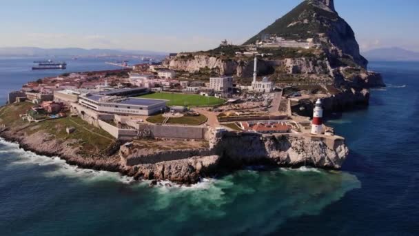 Des Vagues Écrasent Contre Les Rochers Sous Phare Rouge Couleur — Video