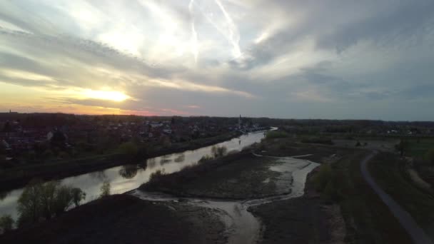 Dron Przelatuje Nad Rzeką Schelde Miasto Zachodzie Słońca — Wideo stockowe