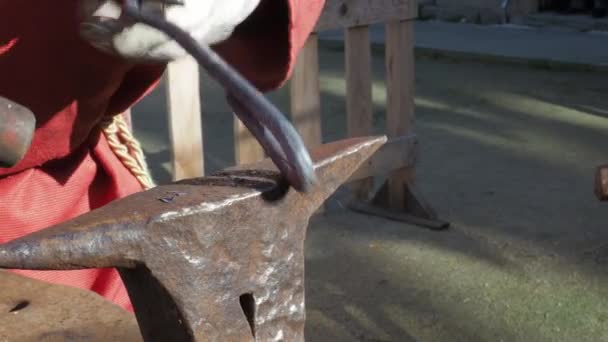 铁匠锤炼钩 中世纪工艺在Arribada节 — 图库视频影像