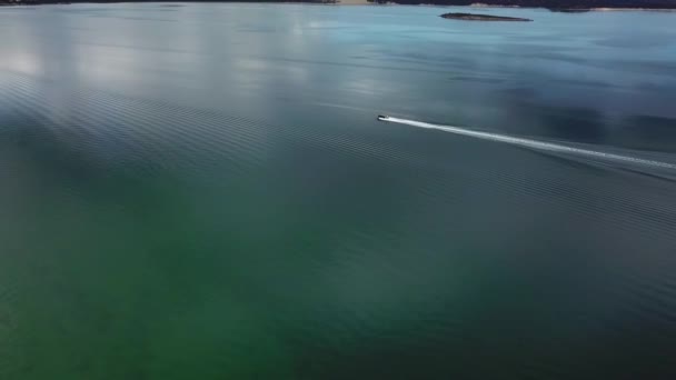 Πυροβολισμός Drone Ενός Μικρού Σκάφους Στο Νερό Που Κατευθύνεται Προς — Αρχείο Βίντεο