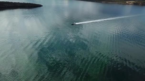 Снимок Дрона Любой Устричной Лодки Направляющейся Море Залив Коффин Южная — стоковое видео