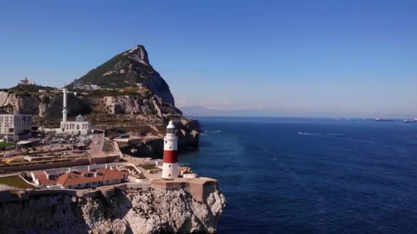 Herkenbare Wit Rood Gestreepte Vuurtoren Europa Point Met Prachtig Uitzicht — Stockvideo