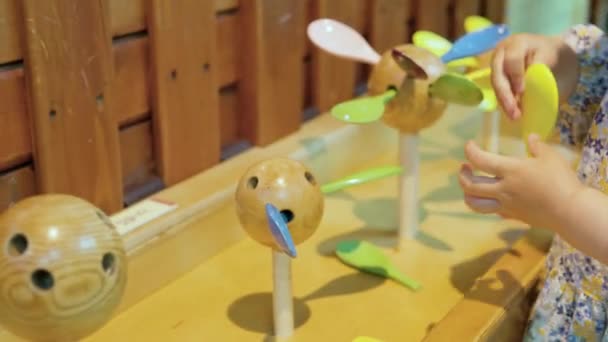 Kleines Mädchen Spielt Ein Interaktives Holzspielzeug Kindermuseum Gyeonggi Aus Nächster — Stockvideo