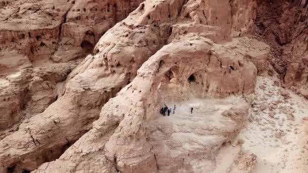 Group Tourists Listen Guide Arches Dry Timna Park Red Canyon — 비디오