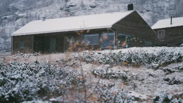 Een Houten Hut Het Turtagro Hotel Noorwegen Lichte Eerste Sneeuw — Stockvideo