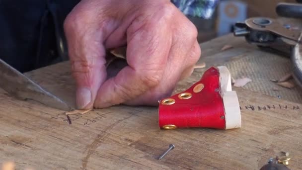 Primer Plano Manos Artesanas Medievales Haciendo Zuecos Madera Miniatura Gimbal — Vídeos de Stock