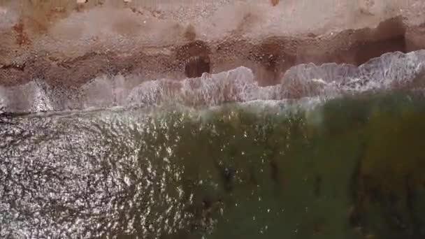 2018 Air Birds Eye View Sea Waves Breaking Sandy Gravel — 비디오