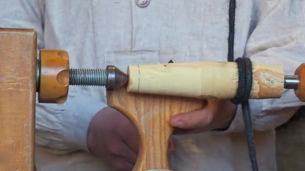 Abile Artigiano Che Maniglia Strumento Legno Con Tornio Manuale Vista — Video Stock