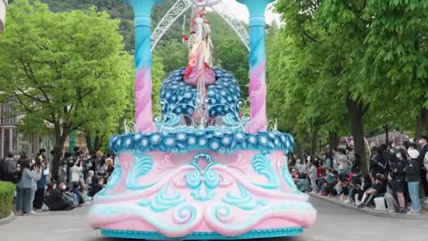 Gente Viendo Desfiles Carrozas Bailarines Disfrazados Parque Atracciones Everland Durante — Vídeo de stock