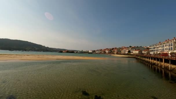 スペインの晴れた日に砂浜があるポンテベドラの海岸沿いの町 — ストック動画