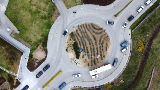 Von Oben Nach Unten Drohnenclip Bewegt Sich Über Einen Kreisverkehr — Stockvideo