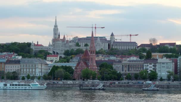 Rybářská Bašta Kostel Matthias Budapešť Doprava Podél Dunaje — Stock video