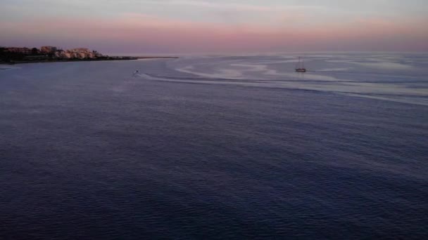 Veleiro Navegando Vasto Oceano Durante Pôr Sol Costa Del Sol — Vídeo de Stock