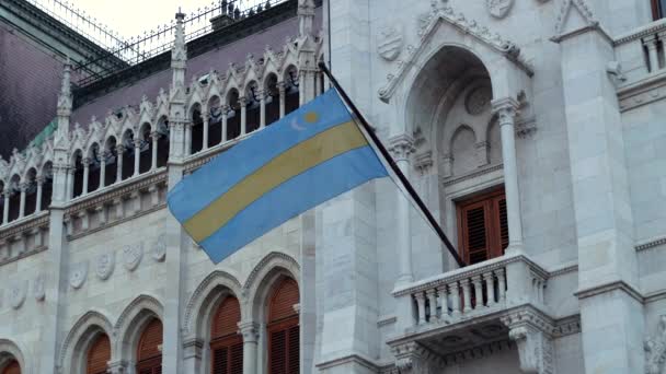 在布达佩斯匈牙利议会大楼上飘扬的Sekler国旗轻轻飘扬 — 图库视频影像