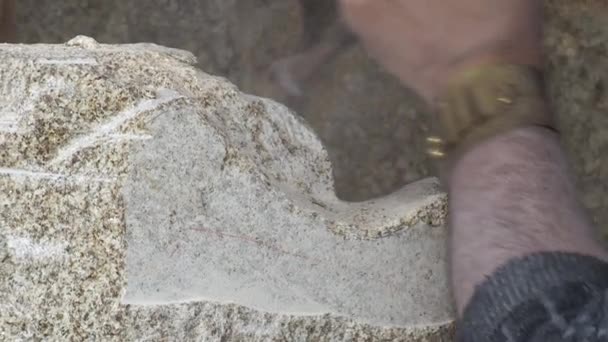 石の上で働く中世の石工のジンバルを閉じます スペインのアリバダ祭 — ストック動画