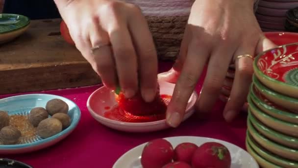 Vrouw Hand Met Behulp Van Fruit Breker Bord Arribada Festival — Stockvideo