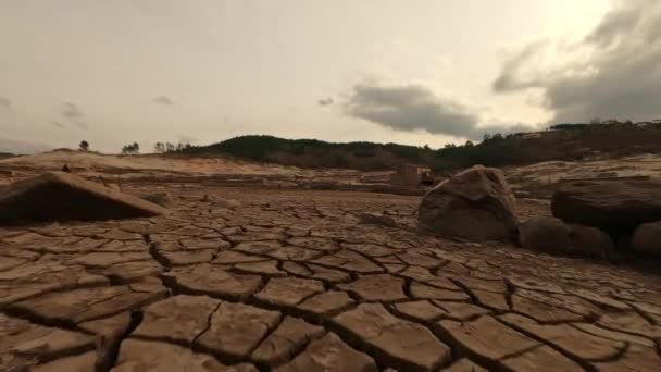 Droogte Gebarsten Oppervlak Van Gedroogd Moeraswater Geopenbaard Stad Aceredo Spanje — Stockvideo