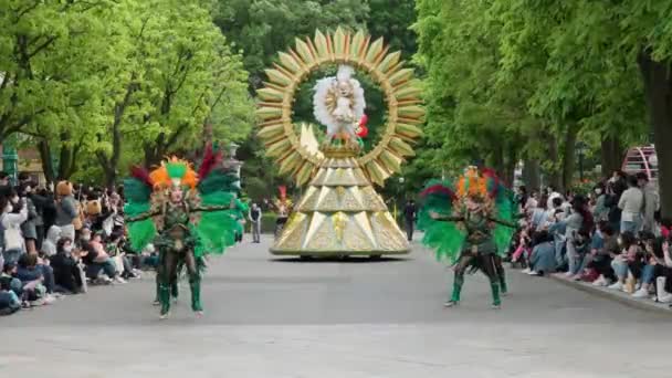 Everland Daki Karnaval Meydanında Insanlar Kostümlü Dansçıların Ayı Maskotuyla Dans — Stok video