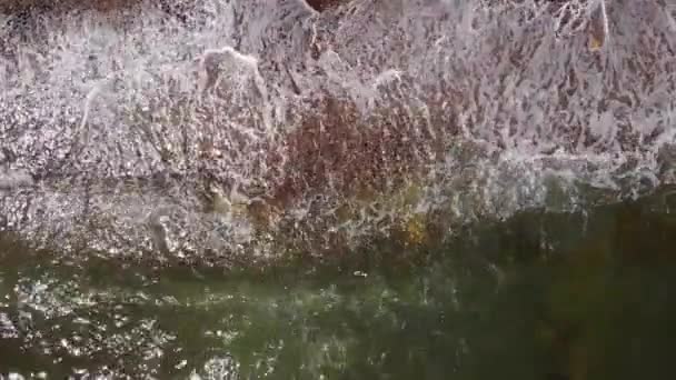 コスタ ソルのサンディ グラベル ビーチで砕ける海の波の空中バード ビュー ドリー バック — ストック動画