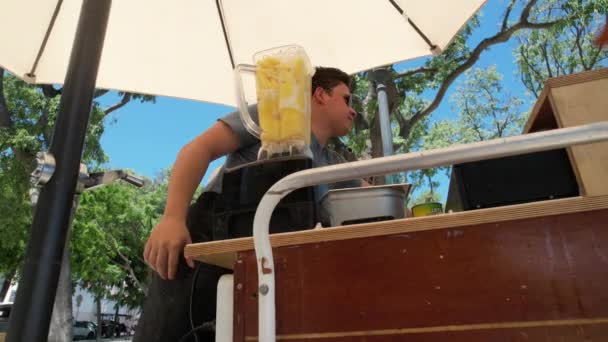 Street Stall Ananas Juice Förbereder Juice Smoothie Mixer Lissabon Portugal — Stockvideo