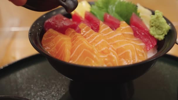 Japanische Sashimi Reisschüssel Mit Lachs Und Thunfisch Chef Gießt Sauce — Stockvideo