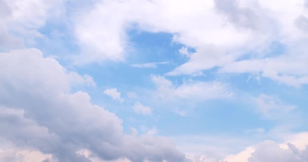 青空雲塊綿雲背景青屋外移動雲クラスター上に渦巻く 雲が移動し 土地の上に深い澄んだ青い空に速く変換 — ストック動画