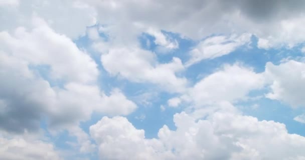 Witte Gezwollen Wolken Blauwe Hemel Time Lapse Met Lange Tweede — Stockvideo