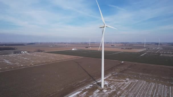 Grön Energi Koncept Flygfoto Vindkraftverk Med Spinning Blad Jordbruksområdet Drönare — Stockvideo