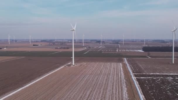 Luftaufnahme Einer Windmühle Farming Fields Auf Amerikanischem Land Drohnenschuss — Stockvideo