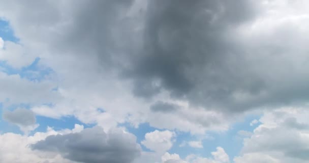 Building Motions Clouds Puffy Fluffy White Clouds Sky Time Lapse — Vídeo de Stock