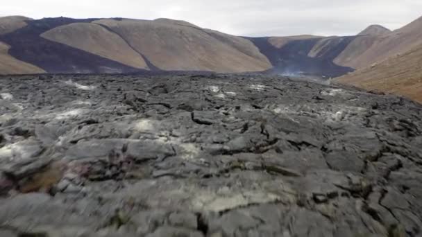 ジェルディンダレール火山からアイスランドの大規模な溶岩流の上に低ドローンショット — ストック動画