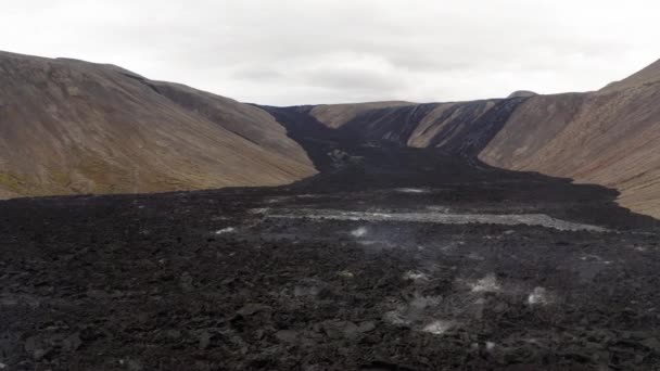 低低地无人驾驶飞机从Geldingadalir火山向冰岛的大量熔岩流上空发射 拍成电影风格4K 10位 — 图库视频影像