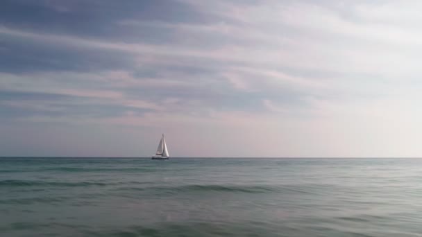 オープン海でヨットセーリング — ストック動画
