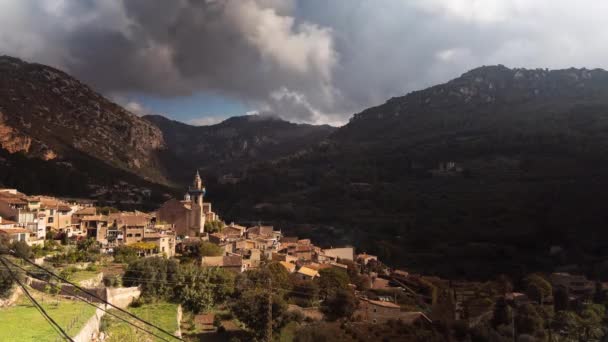 Bulutların Zamanı Mallorca Daki Valldemossa Dağlarında Üretilir Altın Oranda Kilise — Stok video