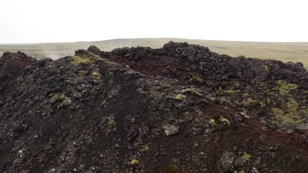Женщина Ходит Краю Действующего Вулкана Исландии Вулкан Недалеко Города Давик — стоковое видео