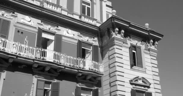 Greyscale View Exterior Historical Building Napels Italië Kantelen Naar Beneden — Stockvideo