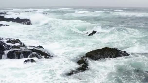 Snímky Filmových Dronů Islandských Mořských Vln Narážejících Skály Ukazující Černou — Stock video