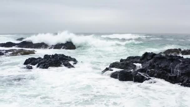 Snímky Filmových Dronů Islandských Mořských Vln Narážejících Skály — Stock video