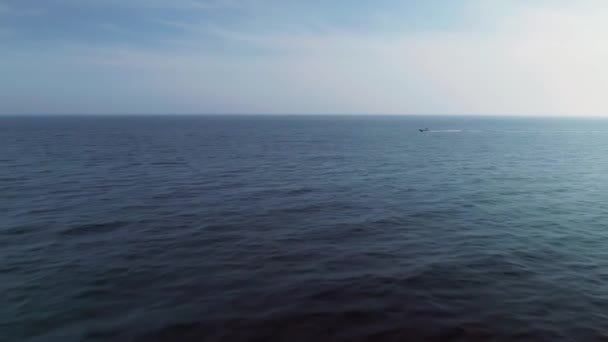 Drone Rör Sig Framåt Det Ändlösa Havet Med Motorbåt Passerar — Stockvideo