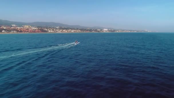 Avión Tripulado Volando Sobre Una Lancha Cerca Costa Española — Vídeos de Stock