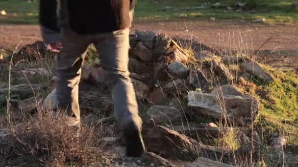 Молодий Чоловік Подорожує Майже Падає Несучи Великий Камінь Відкритому Повітрі — стокове відео