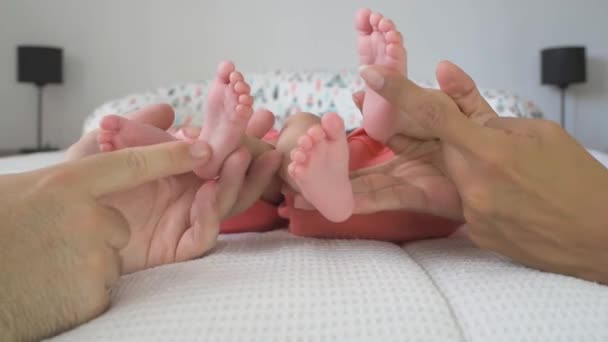 Ebeveynler Bebeğin Ayaklarına Dokunuyor Yeni Doğan Ikizler Anne Babayla Yatakta — Stok video