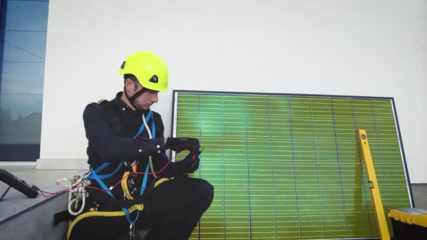 Electrical Technician Professional Equipment Connects Solar Panel Unit Roof Green — Stock Video