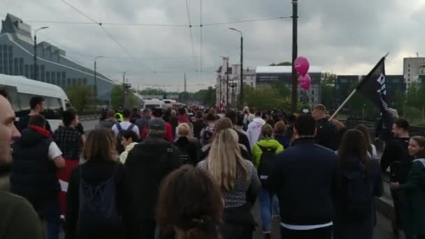 Handheld Reportage People Support Soviet Monument Removal — Stock Video