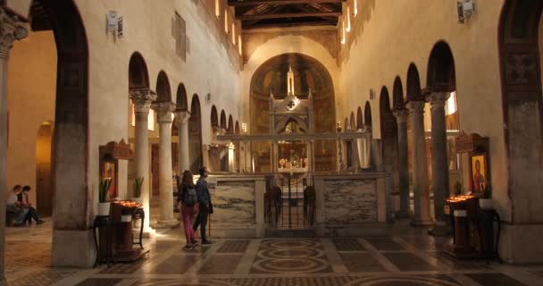 Gente Visita Iglesia Santa Maria Cosmedin Roma Italia Interior Iglesia — Vídeos de Stock