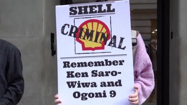 Manifestante Mudança Climática Mantém Cartaz Chamando Empresa Energia Shell Criminosa — Vídeo de Stock