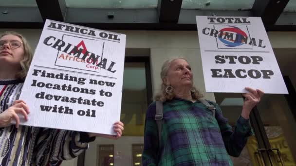 Dos Manifestantes Por Cambio Climático Sostienen Pancartas Llamando Criminales Las — Vídeos de Stock
