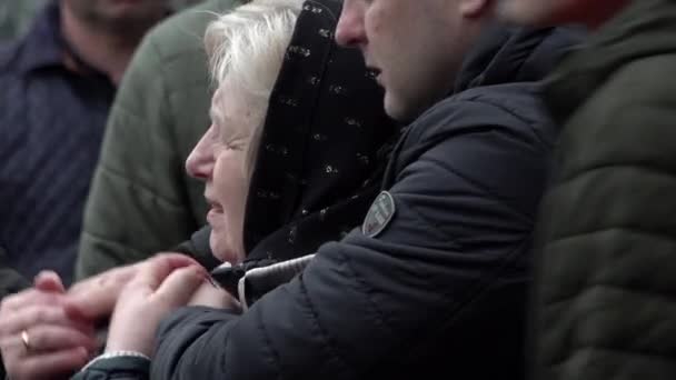 Мужчина Утешает Пожилую Женщину Время Похорон Украинских Воинов Вне Церкви — стоковое видео