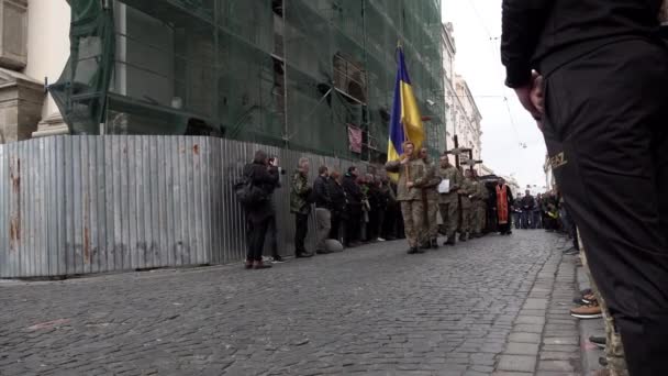 Soldados Ucranianos Levam Cortejo Funerário Camaradas Caídos Caixões Com Cruzes — Vídeo de Stock