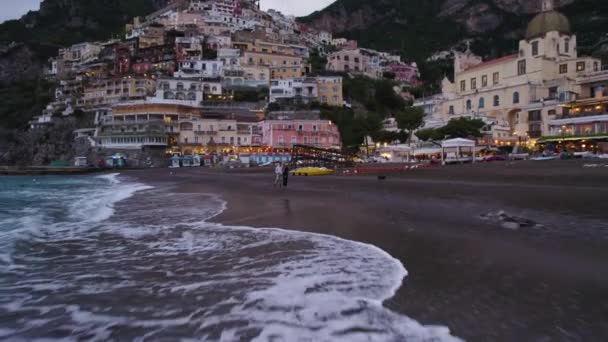 Pareja Joven Vacaciones Románticas Luna Miel Positano Beach Costa Amalfitana — Vídeos de Stock